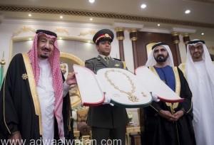 خادم الحرمين الشريفين يتقلد وسام زايد أعلى وسام في دولة الإمارات