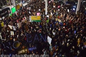 تظاهرات بمطار كينيدي احتجاجاً على تفعيل “قرار الهجرة” لترامب