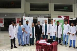 طلاب الصيدلة بجامعة الباحة يسعون لتوعية المجتمع بمخاطر ” المضادات “