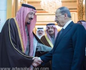 خادم الحرمين يبحث تعزيز العلاقات الثنائية مع الرئيس اللبناني