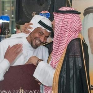 مدير تعليم مكة يكافىء قائداً مدرسياً بقبلة رأس لتميزه بالإدارة المدرسية
