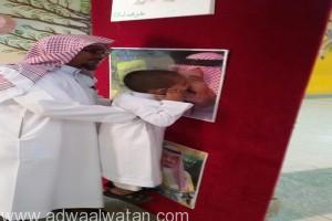 طفل بجازان يقبل صورة الملك “سلمان” تعبيراً عن حبه
