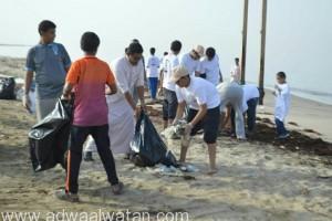 بالصور…أكثر من 80 شاباً يشاركون في تنظيف شواطئ الطرفة بـ”قوز الجعافرة”