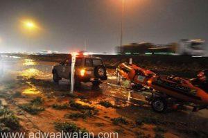 “مدني الرياض” يباشر احتجاز “24” سيارة عالقة جراء الأمطار