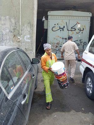 بلدية العتيبية تكافح ظاهرة غسيل السيارات في شوارع مكة المكرمة
