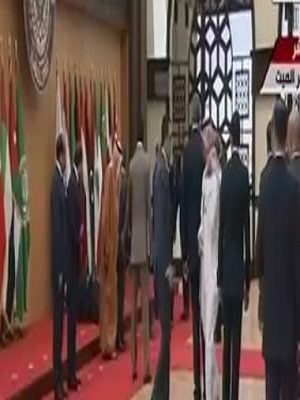 سقوط الرئيس اللبناني أرضا أثناء التقاط صورة تذكارية لقادة القمة العربية