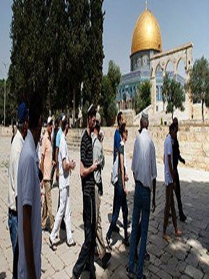 مستوطنون يهود يقتحمون المسجد الأقصى بحراسة قوات الاحتلال الإسرائيلي