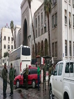 اشتباكات عنيفة على أطراف دمشق بين القوات الحكومية ومسلحين بعد هجمات بسيارات مفخخة