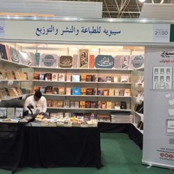 للسنة الرابعة .. خدمة “القارئ المتجول” لزوار معرض الكتاب المكفوفين