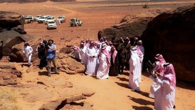 الأمير سلطان بن سلمان يتفقد آثار “الشويمس” ويزف البشرى للأهالي بمشاريع سياحية جديدة