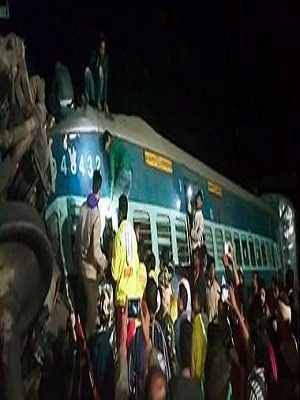 مصرع 32 شخص وإصابة 50 آخرين في حادث خروج قطار عن مساره بالهند