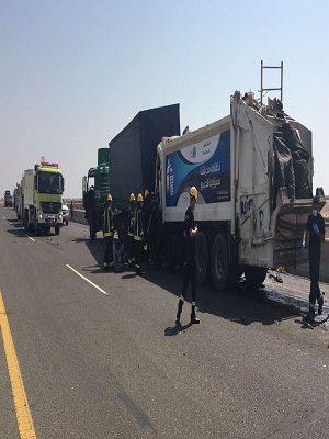 مصرع شخص وإصابة 3 آخرين منهم حالة احتجاز بحادث تصادم جنوب نقطة تفتيش ذهبان باتجاه محافظة جدة