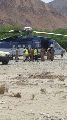 “مدني مكة ” ينقذ 7 أشخاص احتجزهم السيول في وادي الروضة