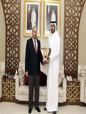 “السفير القطري” يكرّم مواطناً أردنياً نحر جملاً أمام السفارة ترحيباً بزيارة أمير قطر للأردن