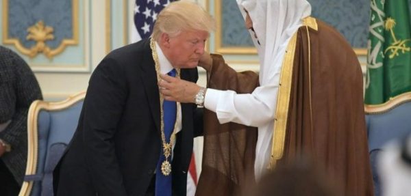 خادم الحرمين يقلد ترامب وسام الملك عبدالعزيز