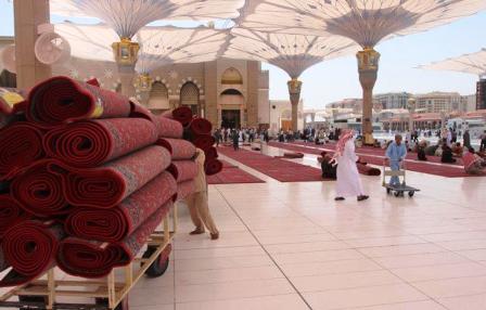 وكالة المسجد النبوي الشريف تشرع في تغيير سجاد التوسعة