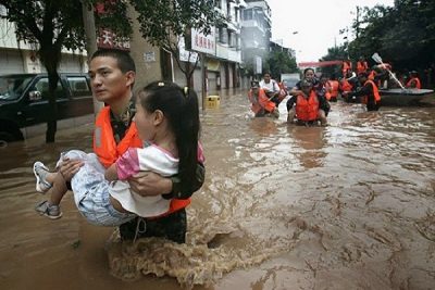 مصرع “10” أشخاص جراء فيضانات مفاجئة غرب إندونيسيا