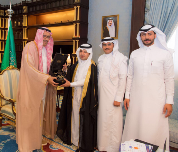 ” أمير الباحة ” يتسلم تقريراً مفصلاً عن منجزات وأعمال صندوق الموارد البشرية “هدف” بالمنطقة
