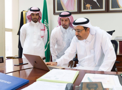 أمير الباحة يطلع على سير العمل في إدارات وأقسام إمارة المنطقة
