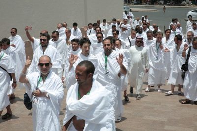 ضيوف خادم الحرمين الشريفين يصلون مكة المكرمة ويؤدون العمرة