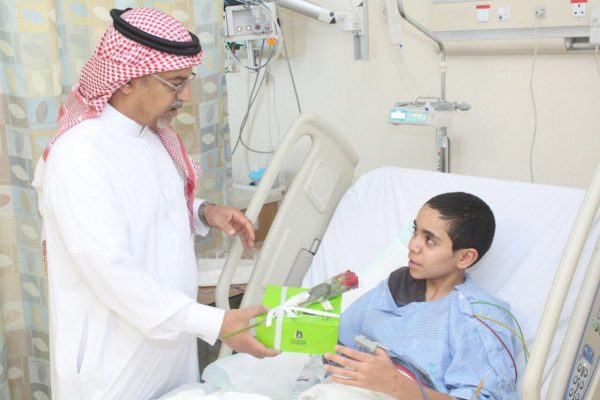 المدير الطبي لمستشفى الأمير محمد بن عبدالعزيز بالروابي يعايد المرضى المنومين