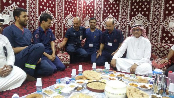 رئيس “هيئة الهلال الأحمر السعودي” يشارك منسوبي مركز إسعاف باب السلام إفطارهم