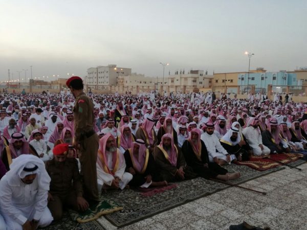 “السبيعي” يتقدم المصلين في صلاة عيد الفطر المبارك بمحافظة رنية ويستقبل المهنئين بالعيد