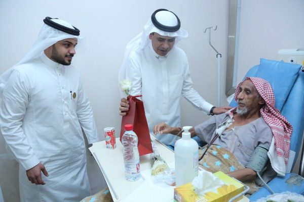 مستشفى “الملك فهد” بالمدينة يعايد المرضى وتقدم الهدايا لهم
