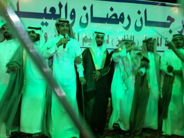 بالصور..محافظ رنية يشرف حفل الأهالي بمناسبة عيد الفطر المبارك ويشاركهم العرضة السعودية