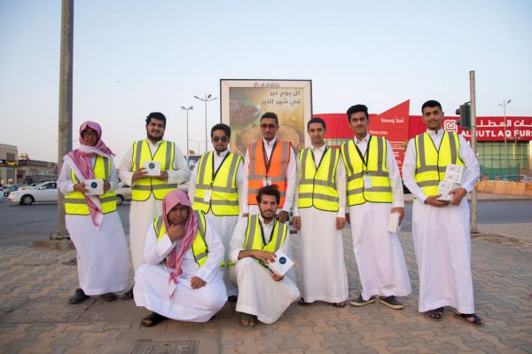 بالفيديو والصور.. (#فريق_سُمو_التطوعي⁩) ‬مبادرة شبابية تطوعية يومياً خلال شهر رمضان بـ #الرياض