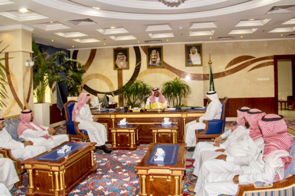 “أمين الباحة” يترأس اجتماعاً مع وكلاء الأمين ورؤساء البلديات التابعة للأمانة