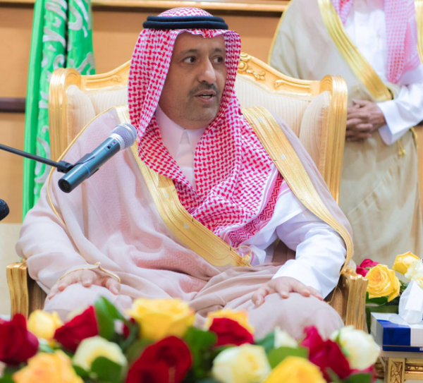 “أمير الباحة” يؤدي صلاة العيد مع جموع المصلين بجامع الملك فهد