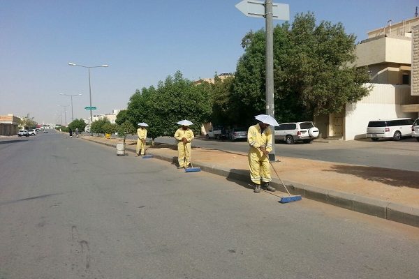 أمانة #الرياض تزود عمال النظافة بـ “6” آلاف مظلة لحمايتهم من حرارة الشمس