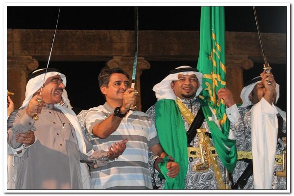 “الملحق الثقافي السعودي ومحافظ جرش” يؤديان العرضة السعودية في مهرجان جرش مع فرقة الدرعية