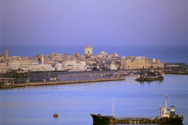 مقتل “5” أشخاص وإصابة “25” آخرون إثر سقوط قذيفة على أحد شواطئ طرابلس