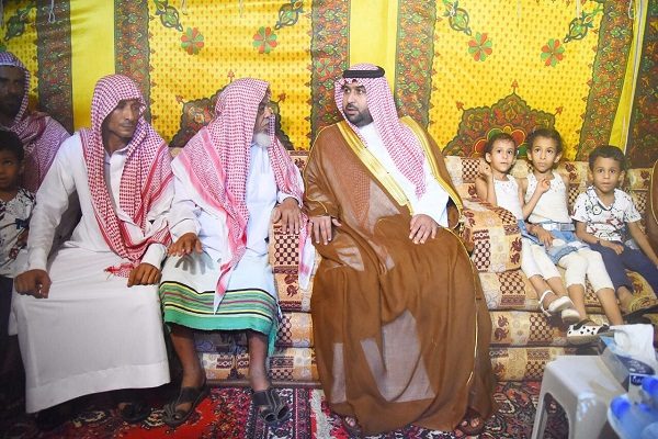 الأمير “محمد بن عبدالعزيز” يعزي ذوي الشهيد “محمد نشيلي”