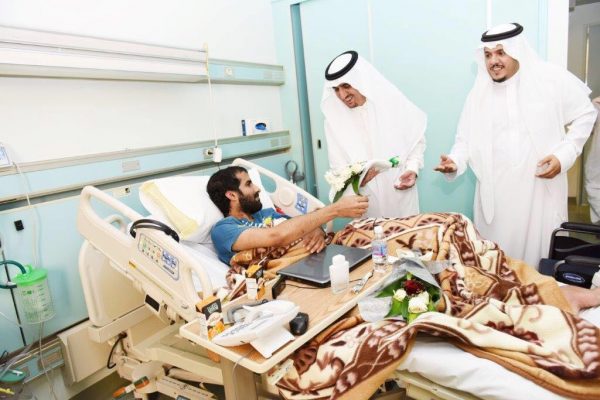 بالصور.. مدير عام #تعليم_الرياض يزور مصابي الحد الجنوبي بمستشفى الأمير سلطان بـ #الرياض