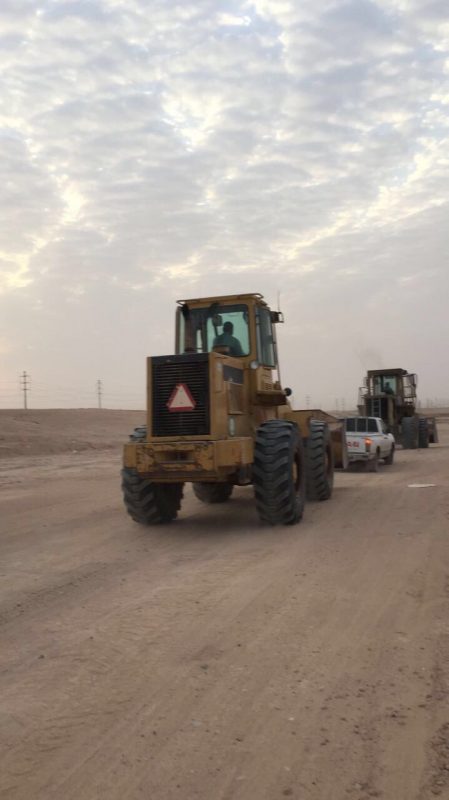 “‫بلدية حفر الباطن” ترصد مجموعة عمالة تنهل الرمال بطريقة مخالفة ‬