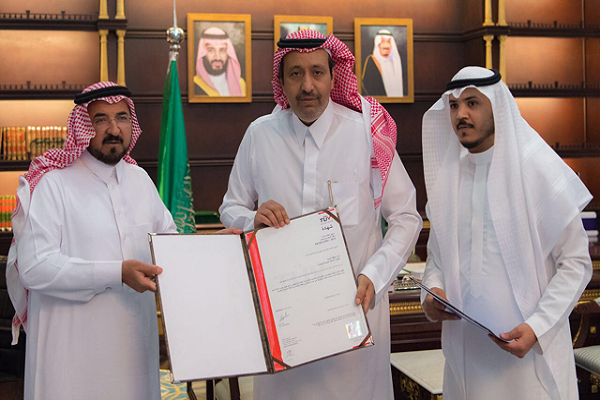 “أمير الباحة” يتسلّم شهادة الاعتماد الدولي التي حققتها إمارة المنطقة في مجال أمن المعلومات