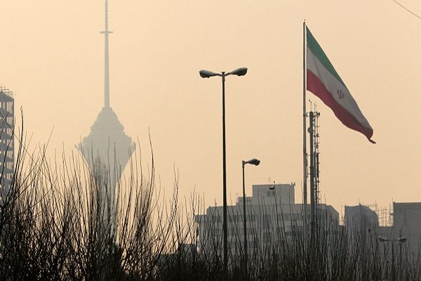 نشوب حريق ضخم في تجمع للمستودعات بإيران