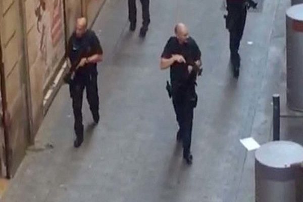 إصابة “6” مدنيين وشرطي خلال عملية أمنية لضبط منفذي هجوم برشلونة