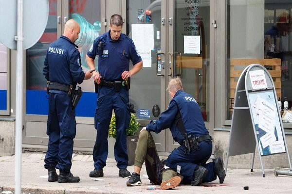 اعتقال “5” أشخاص مشتبه بهم في حادثة الطعن بفنلندا