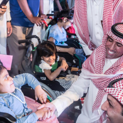 “أمير الباحة” يقتني عدد من الأعمال الفنية بمعرض فنون سعودية