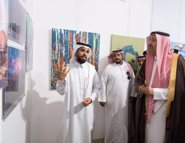 “أمير الباحة” يقتني عدد من الأعمال الفنية بمعرض فنون سعودية