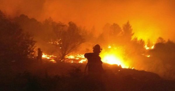 “اليونان” تطلب مساعدة الإتحاد الأوروبي لإخماد حرائق الغابات