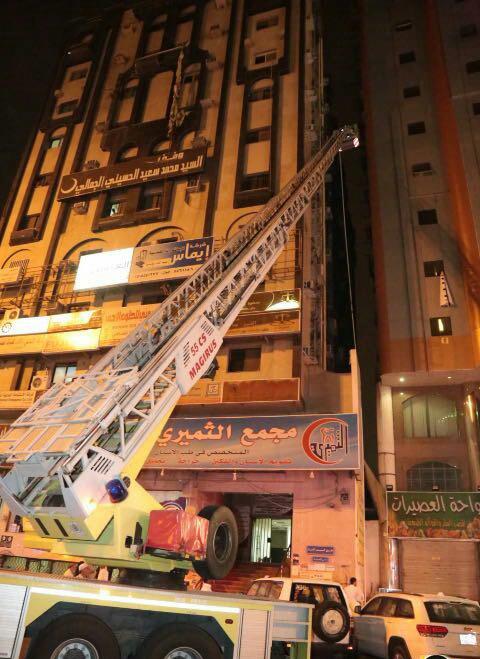 “مدني العاصمة المقدسة” يسيطر على حريق في فندق سكني بحي العزيزية
