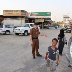 “عسكريات سعوديات” تقمن بانهاء إجراءات “الحاجات” في مطار الملك عبدالعزيز