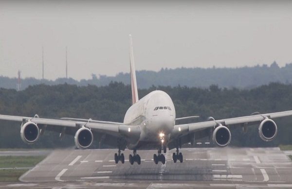 إعصار “تاليم” يتسبب في إلغاء عشرات رحلات الطيران في اليابان