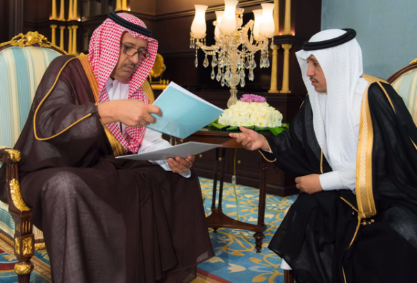 ” أمير الباحة ” يتسلم تقريرين منفصلين عن السدود وجهود إدارة المياه
