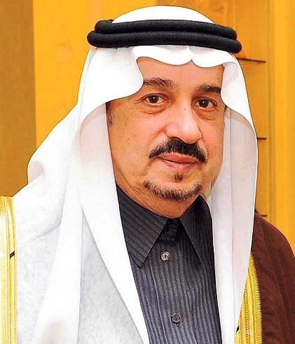مطلوب بتهمة قتل يسلم نفسه إلى أمير منطقة الرياض في قصره